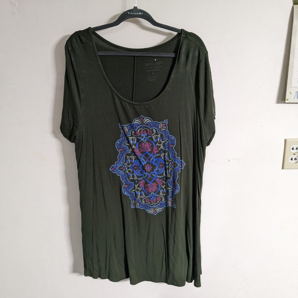 Torrid 3 Dark Green Knit Tunic Shirt with Pattern on Front